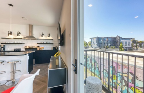 Historic Edgefield Apartment | Carter #203 by AvantStay | 1BR + Balcony