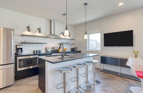 Historic Edgefield Apartment | Carter #203 by AvantStay | 1BR + Balcony