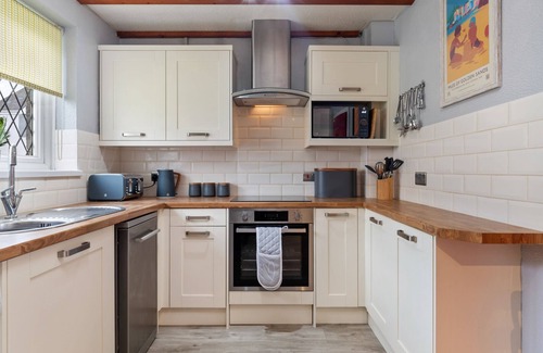 St. Florence Cottage | Cartwright's Cottage - Pool, Sports Courts, Park