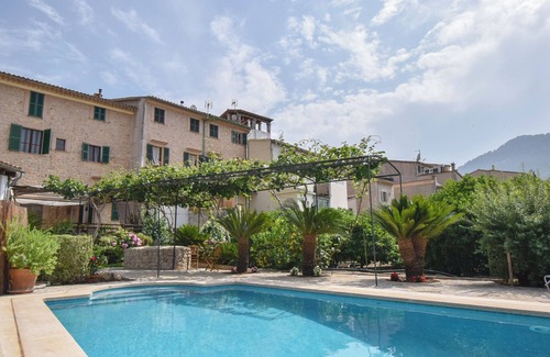 Soller House | Cas Milà. Typical Majorcan townhouse with garden and pool close to the square