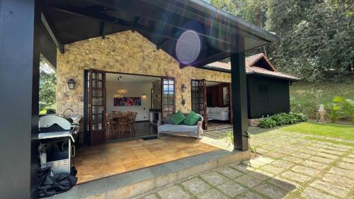Teresopolis House | Casa 04 Vale Boa Vista - Casa Charmosa com 3 Suítes e Acesso à Área de Lazer Completa de Condomínio