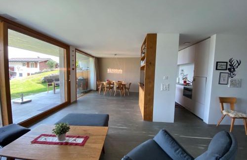Flims Apartment | Casa Admisa, spektakuläre Aussicht, Ski in and out, hochwertige Einrichtung, Valserstein und Eiche