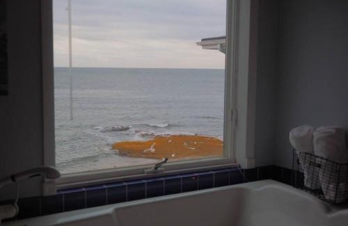 Morgan Point Villa | Casa al Mare Beachfront Retreat King Bed Near Yale
