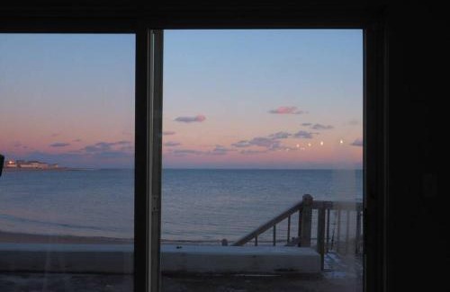 Morgan Point Villa | Casa al Mare Beachfront Retreat King Bed Near Yale