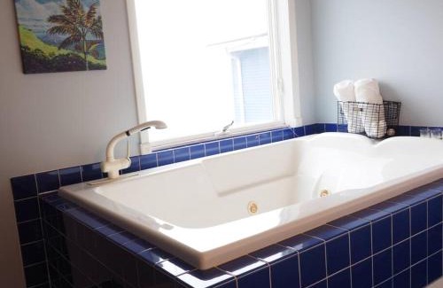 Morgan Point Villa | Casa al Mare Beachfront Retreat King Bed Near Yale