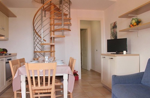 Puntone House | Casa Aliade E: A welcoming apartment that is part of a villa surrounded by the greenery.