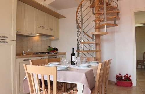 Puntone House | Casa Aliade E: A welcoming apartment that is part of a villa surrounded by the greenery.
