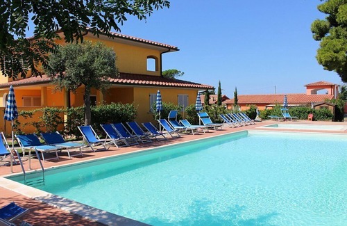 Puntone House | Casa Aliade E: A welcoming apartment that is part of a villa surrounded by the greenery.