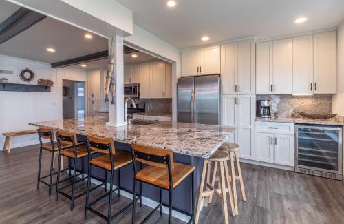Mayville Villa | Casa Andante - Lakefront Escape