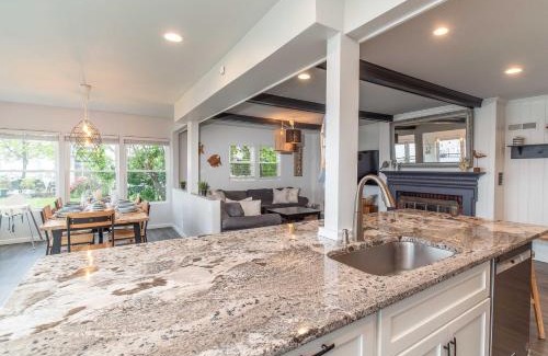 Mayville Villa | Casa Andante - Lakefront Escape
