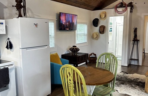 Bandera House | Casa Azul - Cozy cabin centrally located downtown Bandera