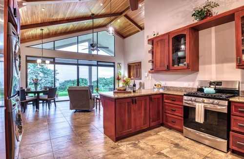 Tronadora House | Casa B Happy Lake View Paradise!