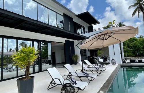 Las Galeras Villa | Casa black and white frente al mar
