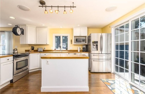 Saunderstown House | Casa Calypso-10 minutes to Newport and Narragansett. Walk to beach!