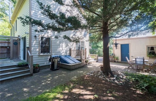 Saunderstown House | Casa Calypso-10 minutes to Newport and Narragansett. Walk to beach!