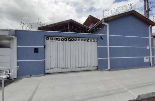 Jardim Gurilandia House | Casa com garagem, ar condicionado, sala tv e jantar, cozinha completa e lavanderia