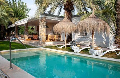 Algoda House | Casa con encanto en un jardín espectacular con piscina entre palmeras