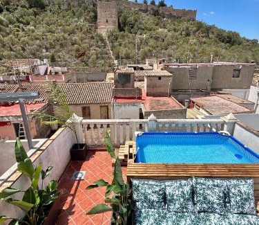 Corbera House | Casa con jacuzzi y piscina con vistas al castillo