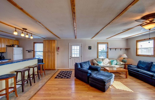 Avon House | Casa Creekside w/hot tub and bikes!