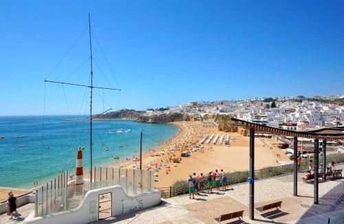 Calicos Villa | Casa da Bandeira -Perfect Location-Beach front- Rooftop Pool by DreamvillasAlbufeira