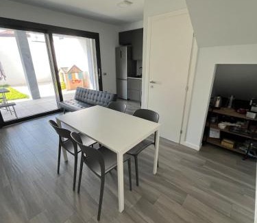 Dalmine House | Casa Darcellas trilocale in a4 con giardino