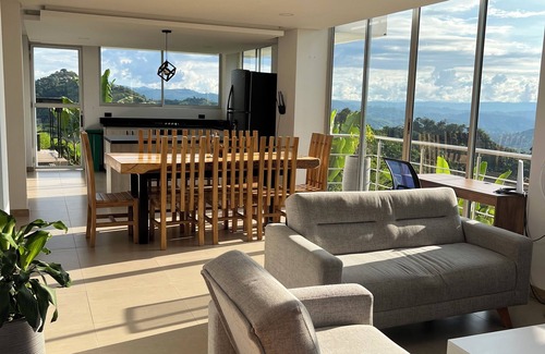 Manizales Ski Chalet | Casa de Campo Tipo Chalet con Jacuzzi y Piscina, Expectacular Vista al Atardecer