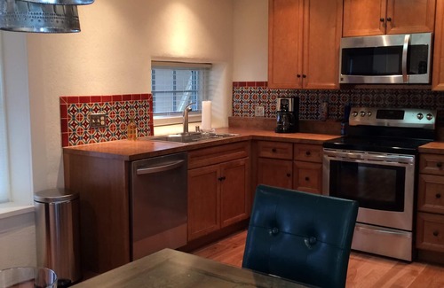 Taos House | Casa de Flores Navajo Casita: Lovingly restored old adobe on Ledoux St