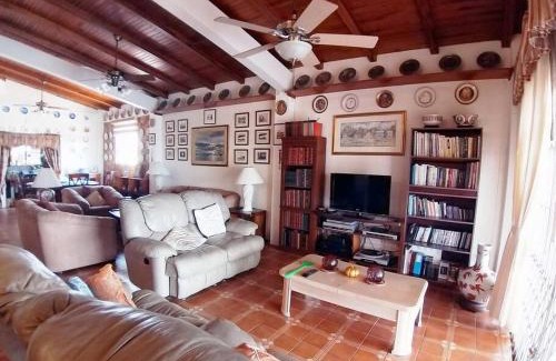 Punta Blanca House | Casa de la colina