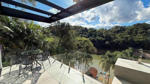 Rio dos Cedros House | Casa de luxo | Beira do lago | Spa | acesso a água