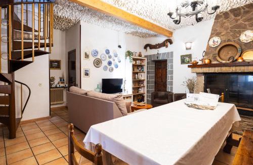 Viguera House | Casa de pueblo con merendero y chimenea.