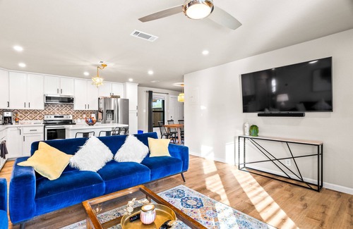 Bonanza House | Casa del Sol: Chic Family Home with Heatable Private Pool & Guest House