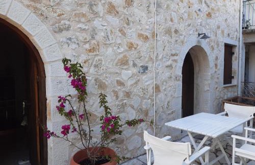 Agios Petros House | Casa di Sofiana by wood and stone