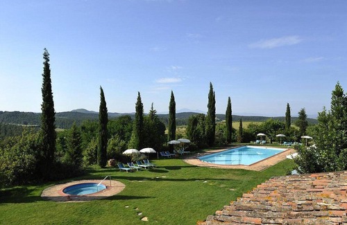 Santarello House | Casa Emide D: A graceful apartment in a history-rich eighteenth-century estate, with Free WI-FI.