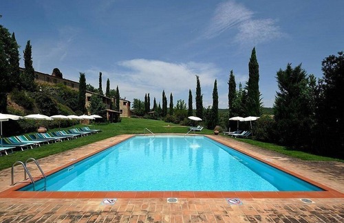 Santarello House | Casa Emide D: A graceful apartment in a history-rich eighteenth-century estate, with Free WI-FI.