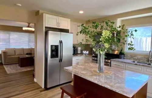 Arlington South House | Casa Emilya| Jacuzzi * Fire Pit Near UCR * 5 Stars