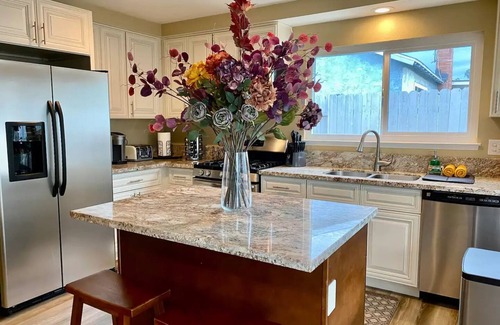 Arlington South House | Casa Emilya| Jacuzzi * Fire Pit Near UCR * 5 Stars