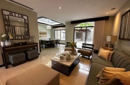 Samborondon House | casa en ciudad celeste