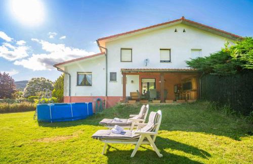 Akerreta House | Casa Esteribar, espacioso alojamiento con jardín y barbacoa próxima a Pamplona