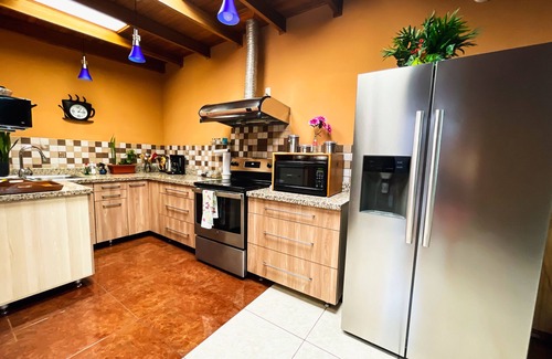 Heredia House | Casa Flores is a spacious 3 bd, 3 bath house in Heredia "The City of Flowers".
