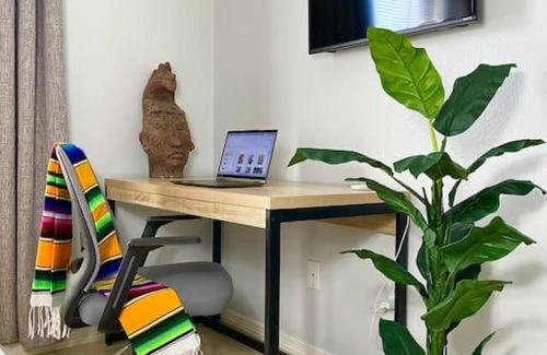 Pharr Apartment | Casa Frida with King-size bed