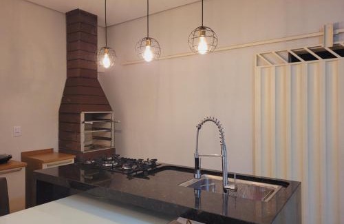 Ji Parana House | Casa funcional - 02 quartos, 02 camas de casal, 01 cama de solteiro, cozinha gourmet e garagem para carro pequeno