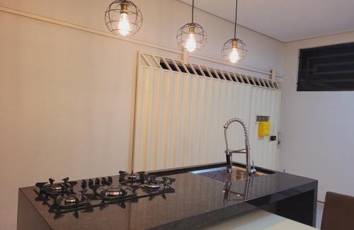 Ji Parana House | Casa funcional - 02 quartos, 02 camas de casal, 01 cama de solteiro, cozinha gourmet e garagem para carro pequeno