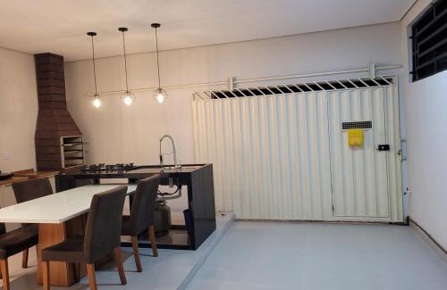 Ji Parana House | Casa funcional - 02 quartos, 02 camas de casal, 01 cama de solteiro, cozinha gourmet e garagem para carro pequeno