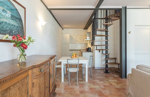 Asciano House | Casa Giobatta C: A characteristic and welcoming two-story age-old farm house surrounded by the greenery, with Free WI-FI.