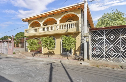 Leon House | Casa Guadalupe - 4BR/4.5BA Two-Story In Leon
