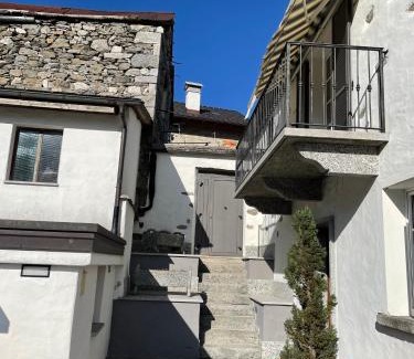 Re House | Casa indipendente con camino e mansarda.