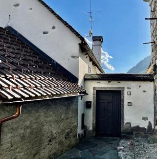 Re House | Casa indipendente con camino e mansarda.