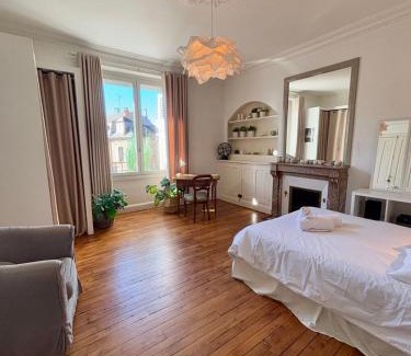 Brive-la-Gaillarde Apartment | Casa Jaurès - T4 style haussmannien - Proche gare - Place de parking