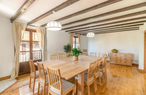 Arizkun Ski Chalet | Casa Larrañea, Espaciosa casa rural en el corazón del Baztán