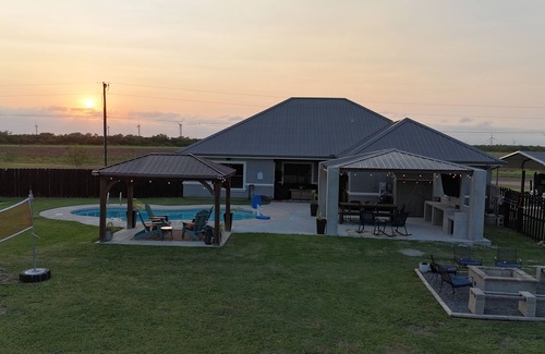 Rio Hondo House | Casa Las Tortugas - 3bd home w/Pool - Arroyo City